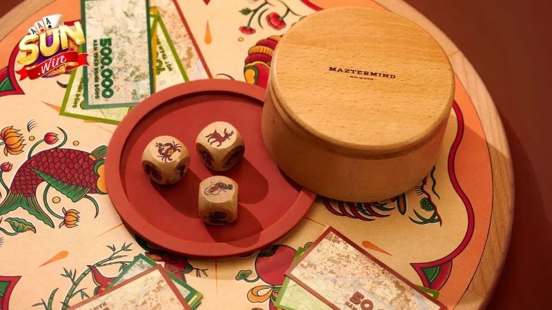 Game Bầu Cua sử dụng bộ dụng cụ đơn giản gồm bát, xúc xắc và bàn cược